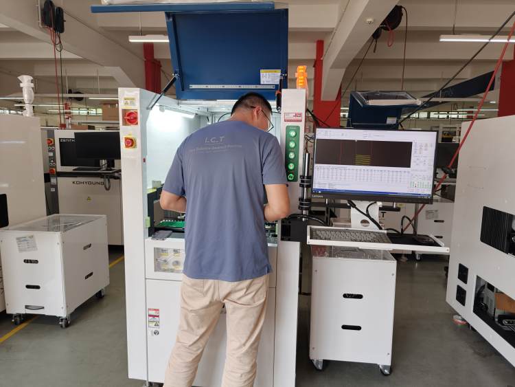 מהנדס ICT משלים בדיקות טרום משלוח עבור מכונת ציפוי קונפורמית.jpg