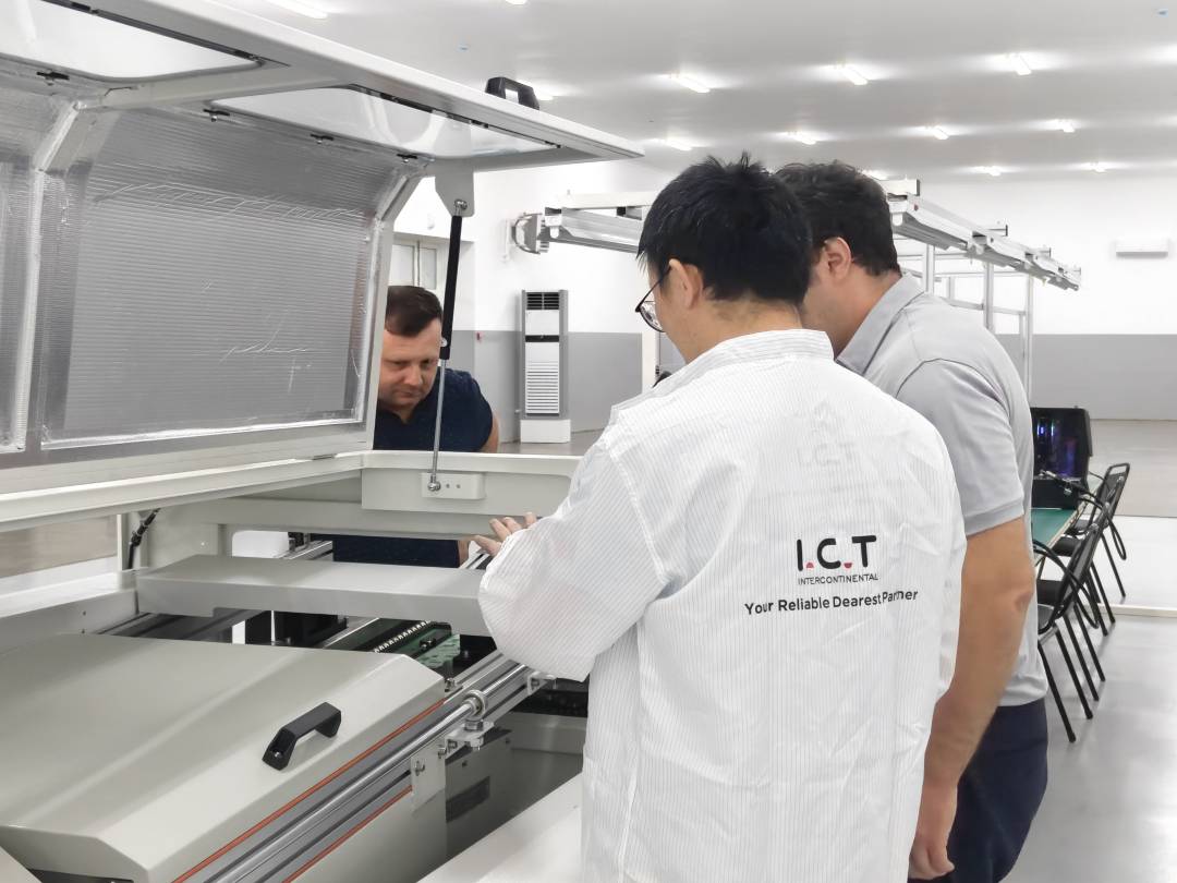 צוות הנדסת ICT מספק תמיכה טכנית מלאה ללקוחות גלובליים.jpg
