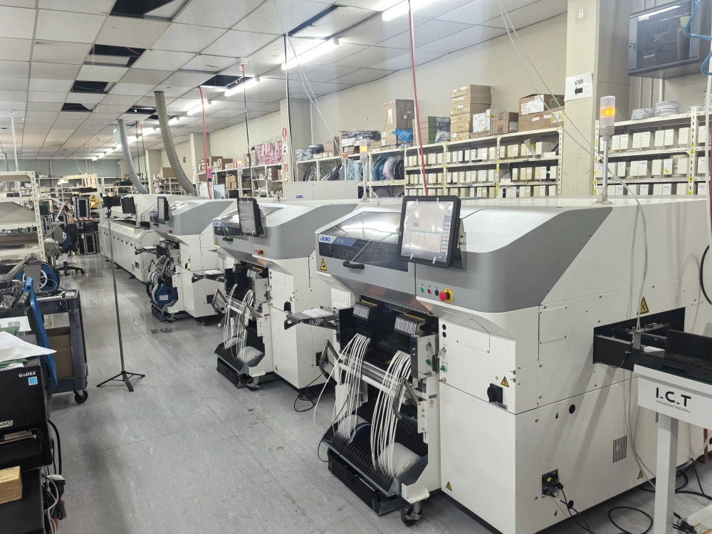 שלוש מכונות בחירה ומקום של JUKI RS-1XL.webp